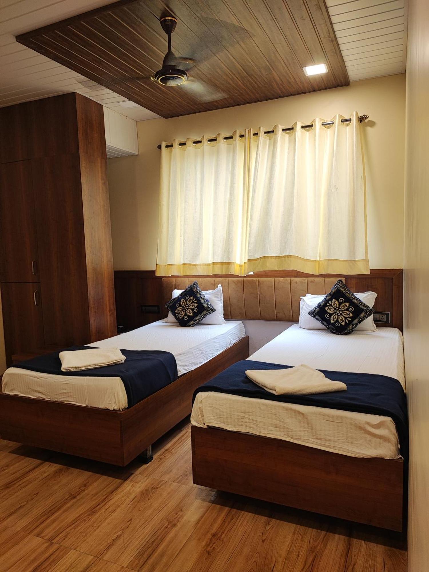 Hotel Starlit Navi Mumbai Bagian luar foto